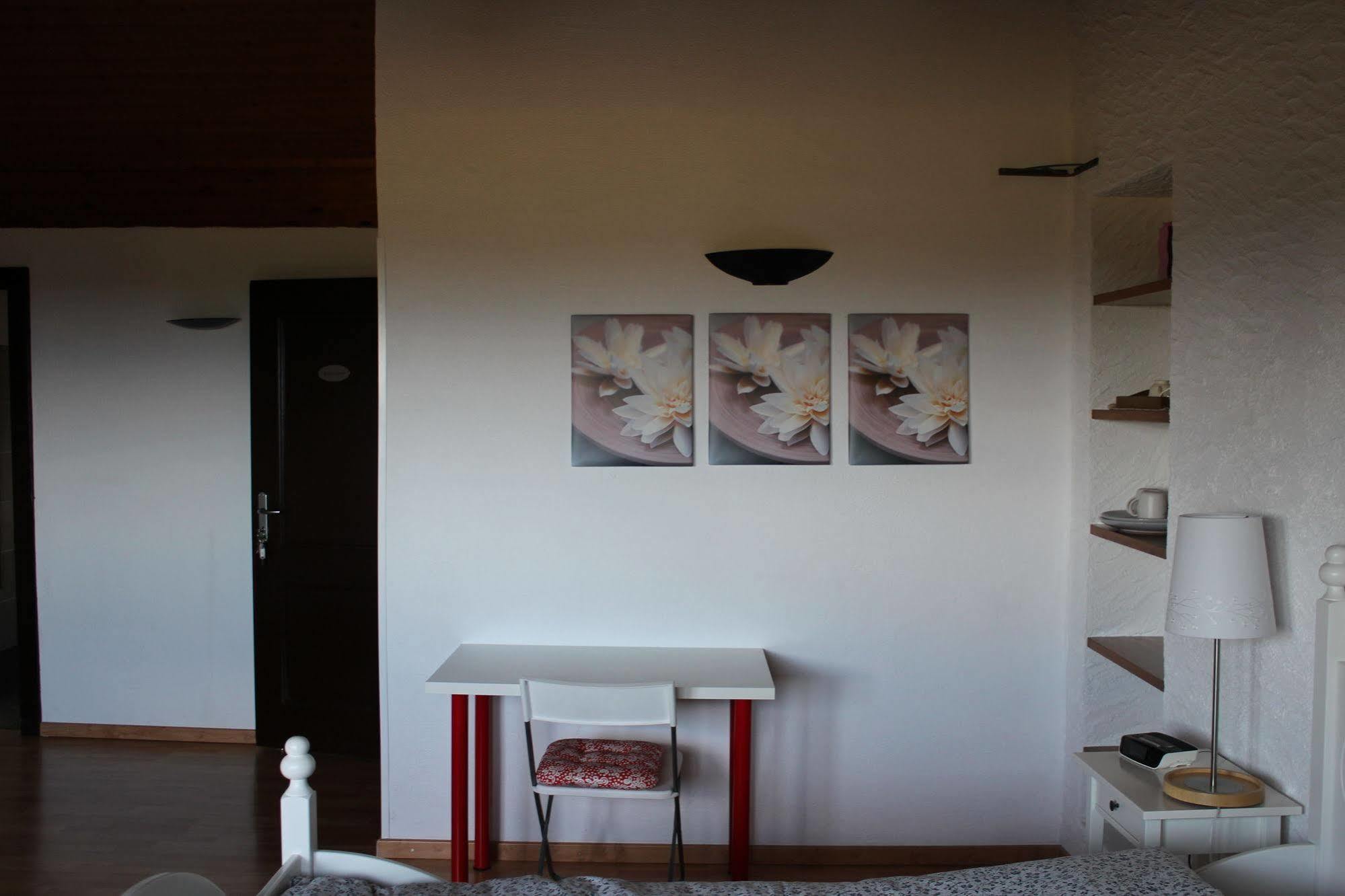 Bed and Breakfast Au Coeur Du Vignoble Sur Bursins Екстер'єр фото
